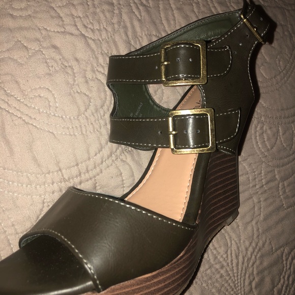 Olive green strappy wedge heels - Picture 2 of 3